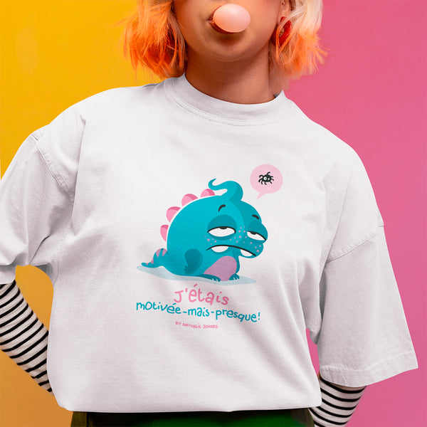 J'étais motivée-mais-presque Féminin, by Nathalie Jomard - T-shirt unisexe en coton biologique