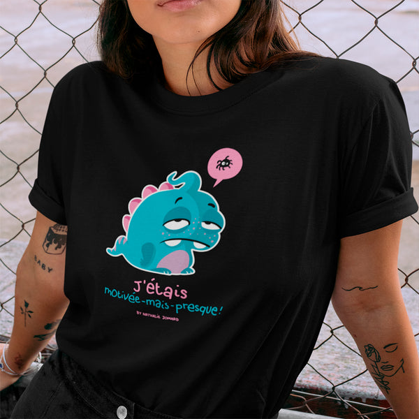 J'étais motivée-mais-presque Féminin, by Nathalie Jomard - T-shirt unisexe en coton biologique