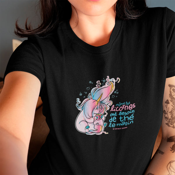 Même les licornes ont besoin de thé le matin, by Nathalie Jomard - T-shirt unisexe en coton biologique