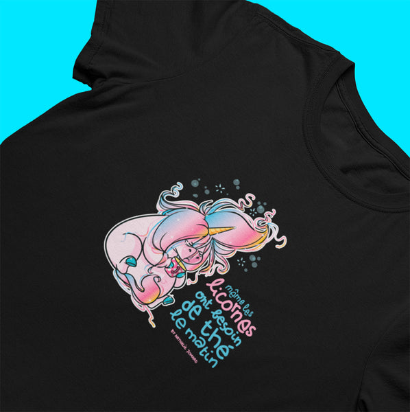Même les licornes ont besoin de thé le matin, by Nathalie Jomard - T-shirt unisexe en coton biologique