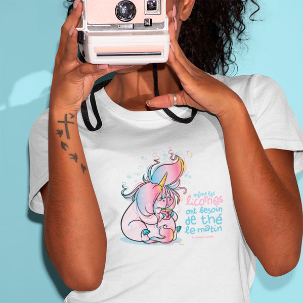 Même les licornes ont besoin de thé le matin, by Nathalie Jomard - T-shirt unisexe en coton biologique
