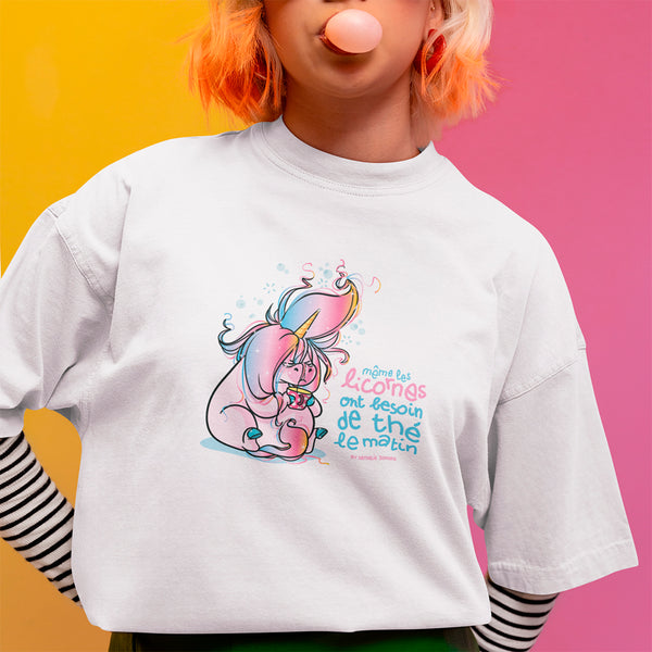 Même les licornes ont besoin de thé le matin, by Nathalie Jomard - T-shirt unisexe en coton biologique