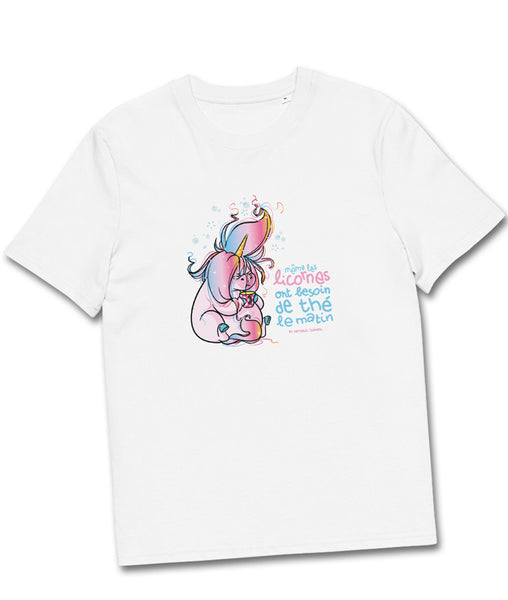 Même les licornes ont besoin de thé le matin, by Nathalie Jomard - T-shirt unisexe en coton biologique