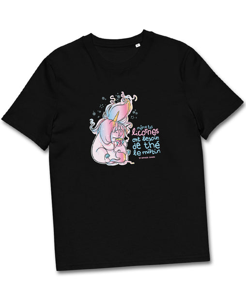 Même les licornes ont besoin de thé le matin, by Nathalie Jomard - T-shirt unisexe en coton biologique