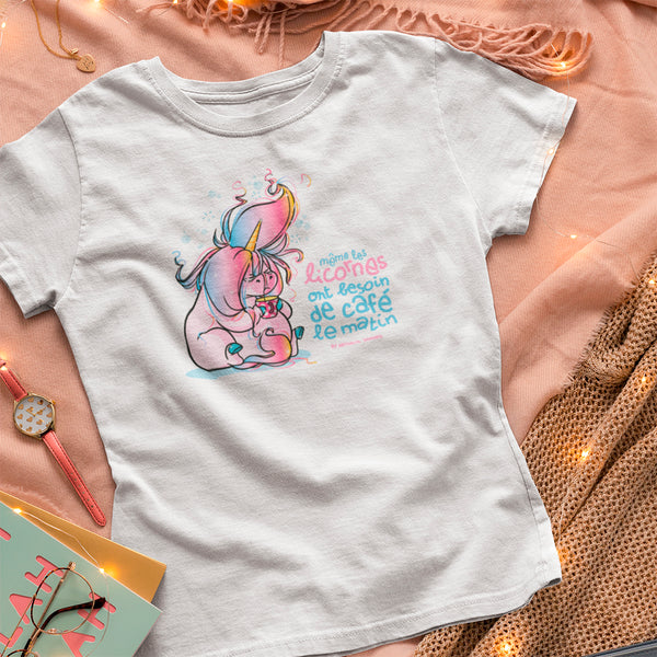 Même les licornes ont besoin de café le matin, by Nathalie Jomard - T-shirt unisexe en coton biologique