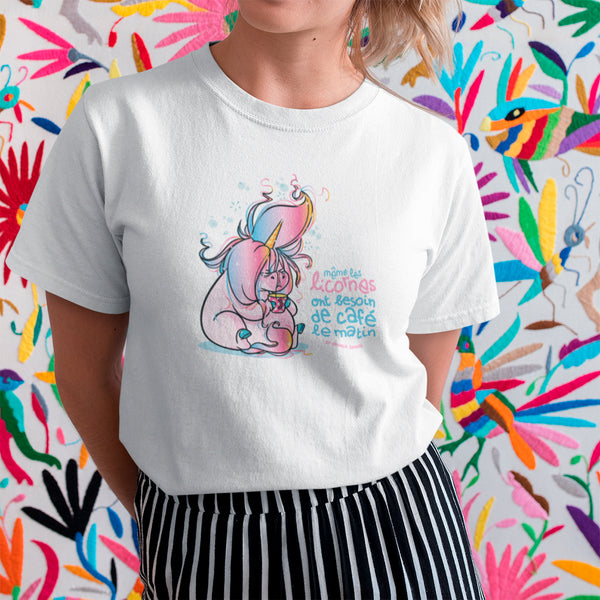 Même les licornes ont besoin de café le matin, by Nathalie Jomard - T-shirt unisexe en coton biologique