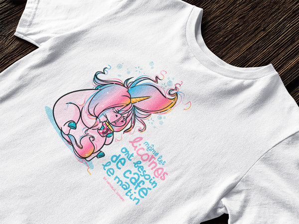Même les licornes ont besoin de café le matin, by Nathalie Jomard - T-shirt unisexe en coton biologique