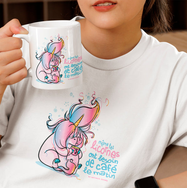 Même les licornes ont besoin de café le matin, by Nathalie Jomard - T-shirt unisexe en coton biologique