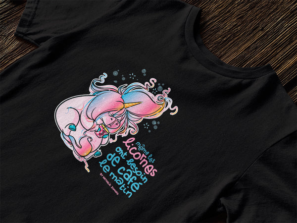 Même les licornes ont besoin de café le matin, by Nathalie Jomard - T-shirt unisexe en coton biologique Noir