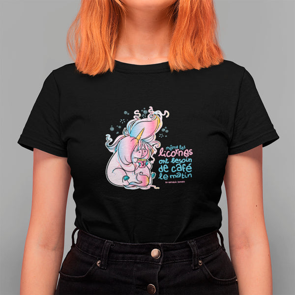 Même les licornes ont besoin de café le matin, by Nathalie Jomard - T-shirt unisexe en coton biologique Noir