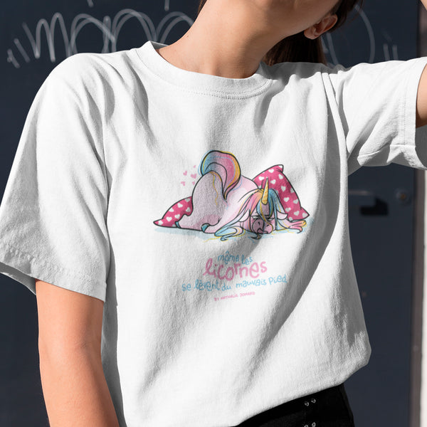 Même les licornes se lèvent du mauvais pied, by Nathalie Jomard - T-shirt unisexe en coton biologique
