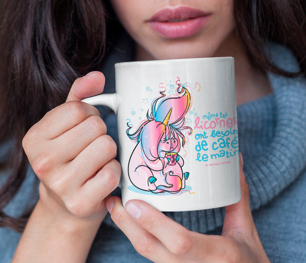 Même les licornes ont besoin de café le matin, by Nathalie Jomard - Mug Blanc Brillant